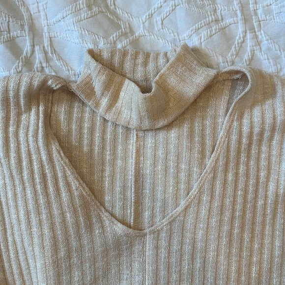 Cream urban outfitters sweater top with cutout neck detailing size XS - Picture 2 of 4